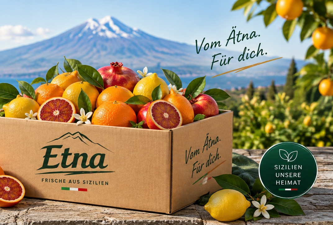 ETNA Fruit Box mit frischen Früchten vor sizilianischer Landschaft