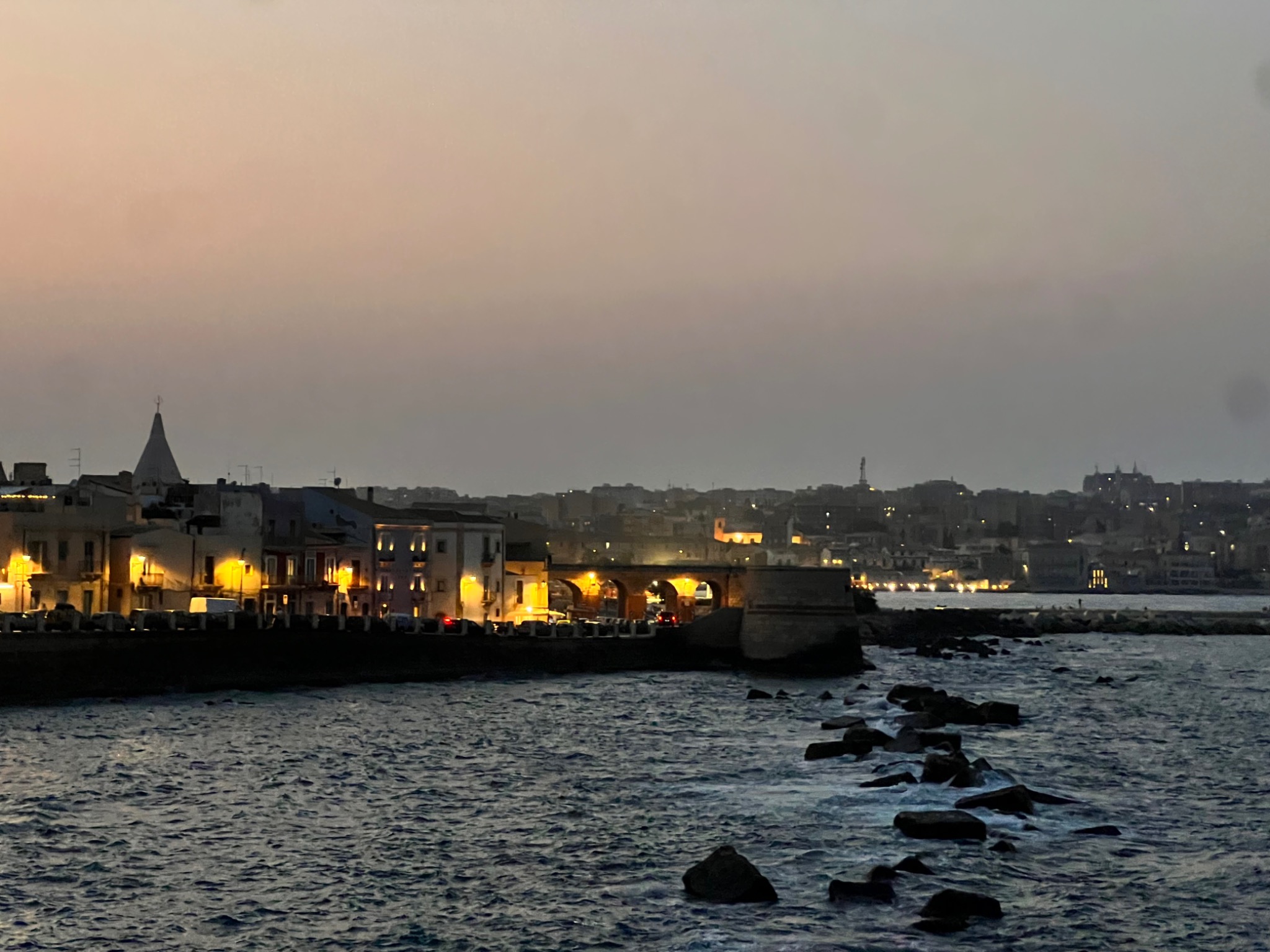 Historische Küste Siziliens am Abend